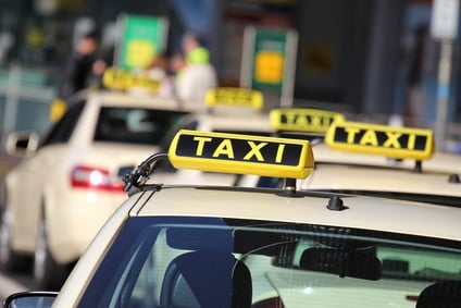 Taxi-Zentrale darf nicht über GPS-Daten ihrer Mitglieder bestimmen Mehrere Taxis stehen hintereinander